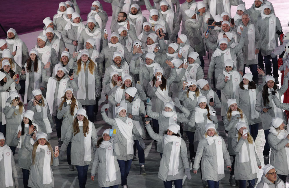 Defile ruskih sportista koji će na ZOI nastupati pod olimpijskom zastavom