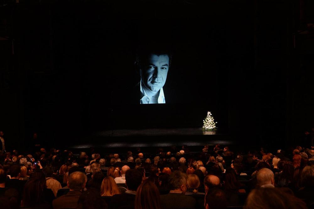 APLAUZ LEGENDI TRAJAO JE PET MINUTA: Najduži poslednji pozdrav u istoriji srpskog pozorišta dobio je Nebojša Glogovac (VIDEO)