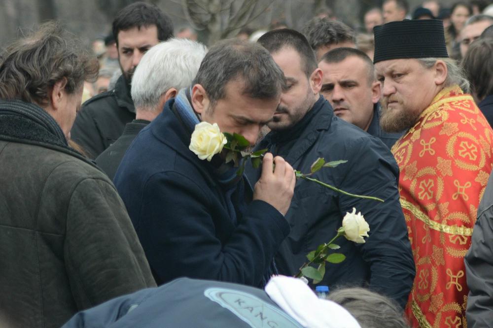 MALO POŠTOVANJA! Nervozni Sergej Trifunović imao je poruku za novinare na sahrani Nebojše Glogovca (VIDEO)
