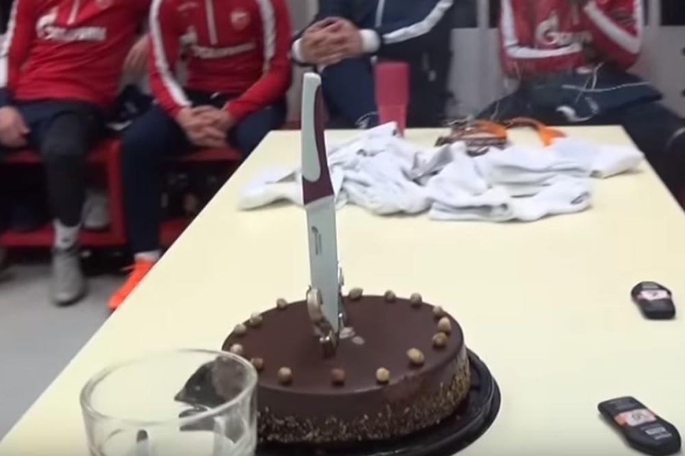 DA ODUVAMO CSKA KAO OVE SVEĆICE: Neka u Moskvi bude rezultat kao što je napisan na torti! (VIDEO)