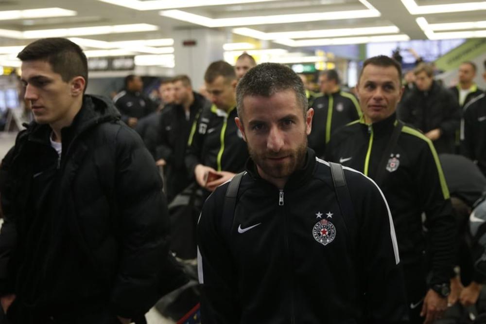 Igrači Partizana su čekali ukrcavanje na avion, a onda su pred sobom videli čoveka koji im je zagorčavao život! (FOTO)