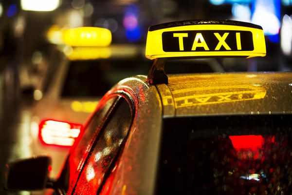 U BEOGRADU DERU, START 3 PUTA SKUPLJI NEGO U UNUTRAŠNJOSTI: Zašto su cene taksija doliko različite od grada do grada?
