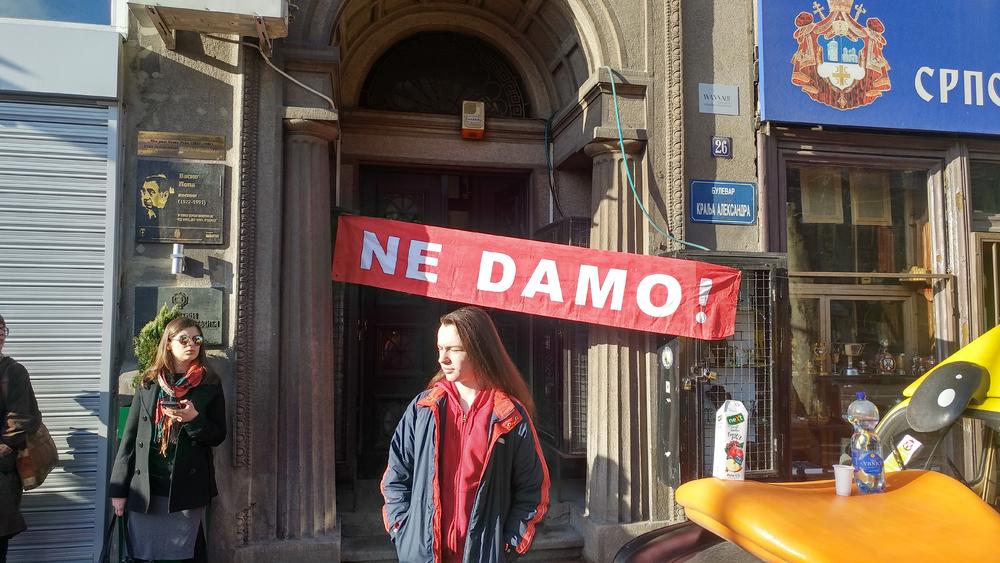 Preko ulaznih vrata je postavljen transparent na kojem piše 'ne damo
