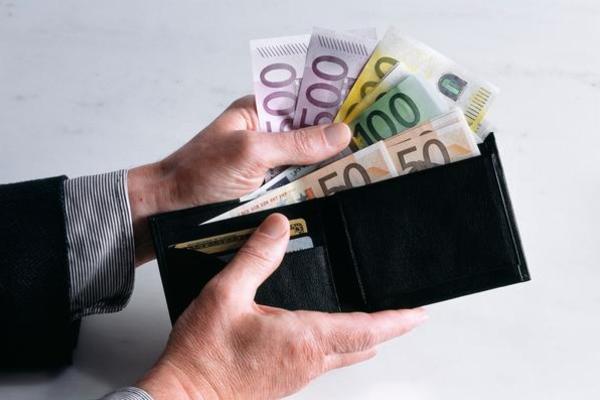 UPRAVO JE STIGLA SJAJNA VEST IZ MINISTARSTVA FINANSIJA: Isplata 100 evra POČINJE PRE ROKA