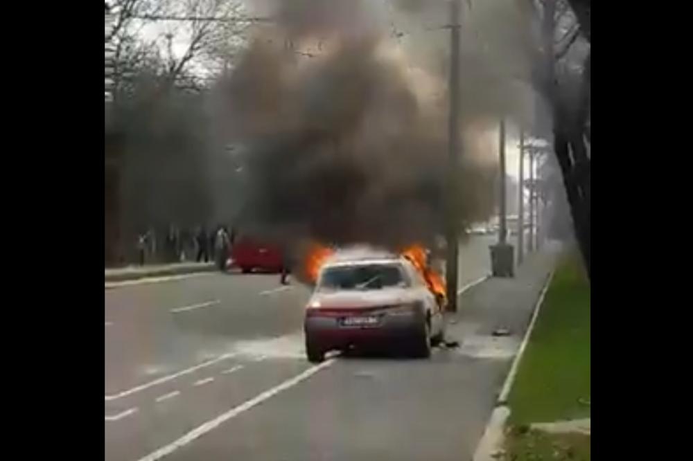 GORI KAO BUKTINJA: Zapalio se automobil u Bulevaru kneza Aleksandra (VIDEO)