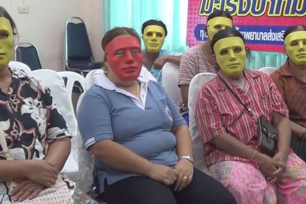 SRPKINJE BI POBESNELE: Da li znate zašto ove žene sede kod lekara s MASKOM NA LICU? (FOTO)