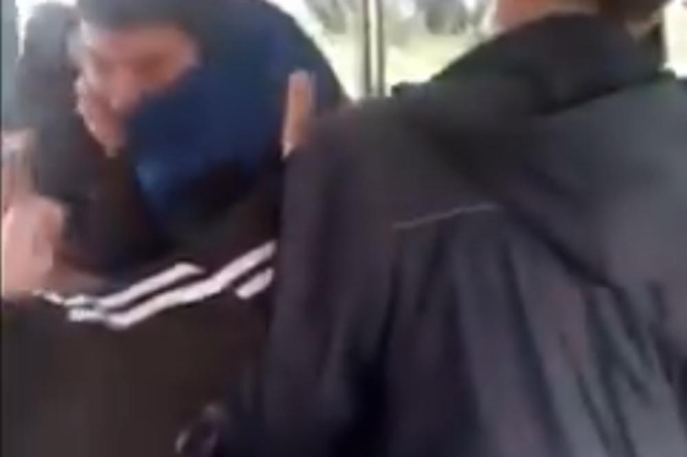 SUROV PRIZOR U BG PREVOZU: Čovek stavio mladiću jaknu preko glave, pa počeo da ga tuče! PUTNICI U ŠOKU! (VIDEO)