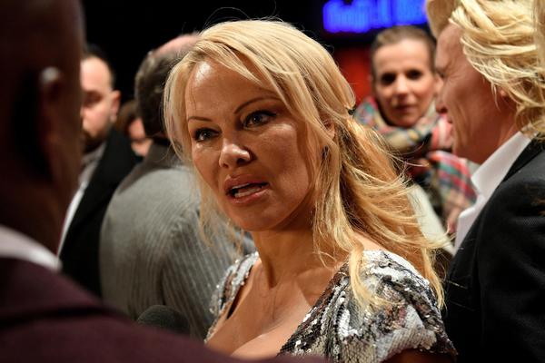 MOGAO BI DA UMRE, LOŠE JE, UŽASNO JE! Pamela Anderson zabrinuta za svog prijatelja Asanža