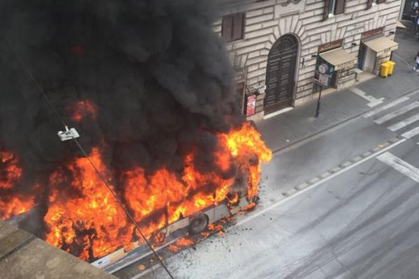 UŽAS: Eksplodirao autobus u centru Rima (FOTO) (VIDEO)