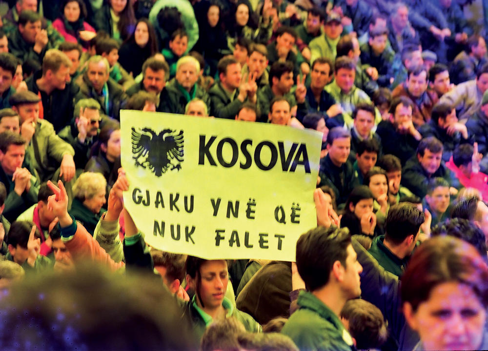 Stihovi pesme Alija Podrimja, albanskog pesnika, 90tih na demonstracijama na Kosovu