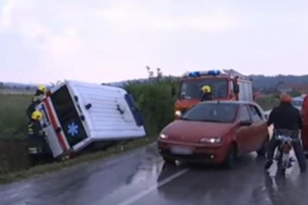 Nesreća na putu ka Valjevu: Prevrnulo se vozilo Hitne pomoći! (VIDEO)