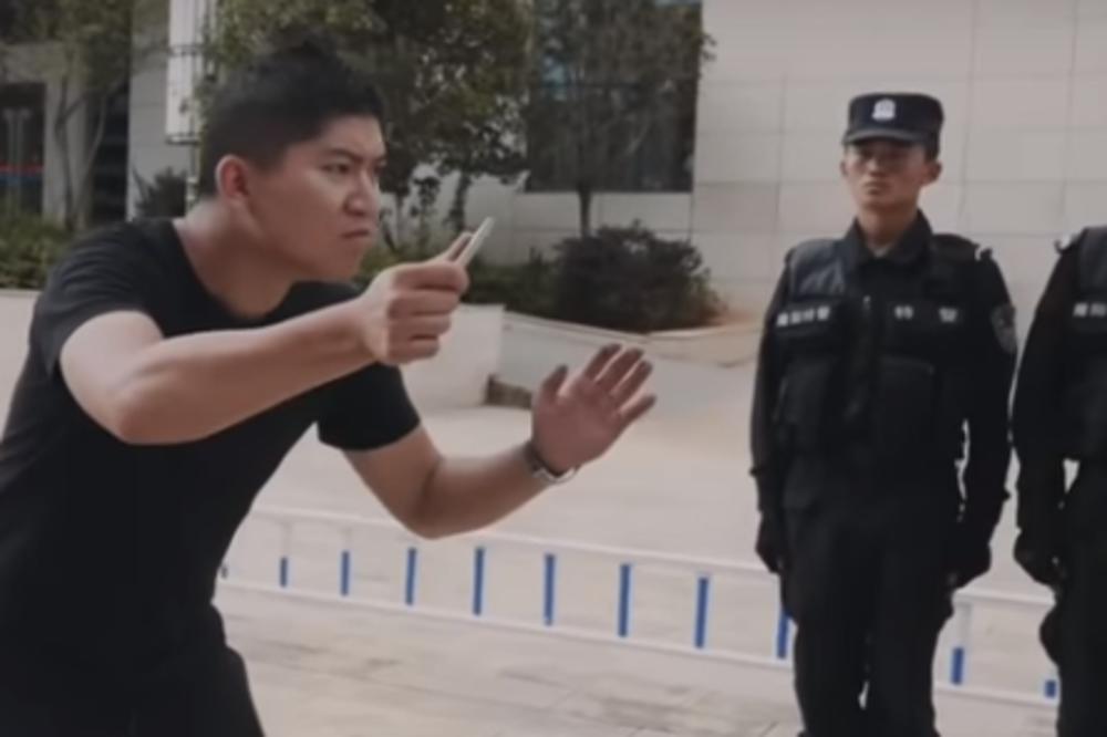 ŠTA DA RADITE AKO VAS NEKO NAPADNE NOŽEM? Kineski policajci pokazali su to na URNEBESAN način! (VIDEO)