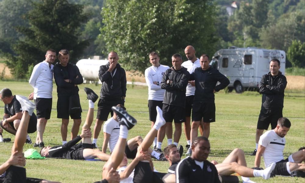 Stručni štab Partizana posmatra igrače u treningu