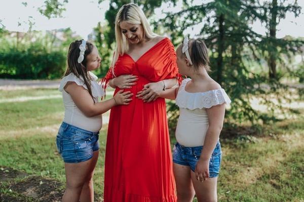 Sarine ćerke bliznakinje boluju od Daunovog sindroma i ona je zbog toga prošla kroz PAKAO! Sada je ponovo trudna, a Irma i Ilda ne mogu da dočekaju SESTRICU! (FOTO)