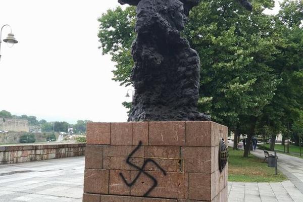KUKASTI KRST OSVANUO U NIŠU: Na spomeniku Caru Konstantinu nacrtan nacistički simbol! (FOTO)