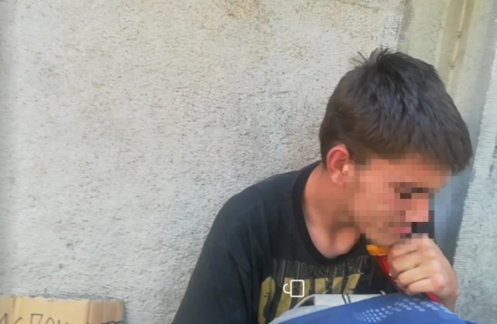 Priča o dečaku koji prosi pognute glave u Beogradu DOBILA JE NEVEROVATAN OBRT  