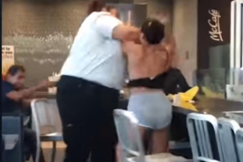 ŽESTOKA TUČA DVE ŽENE U MEKDONALDSU: Mušterija je radnicu gađala ŠEJKOM u glavu, a tek onda je nastao HAOS! (VIDEO)