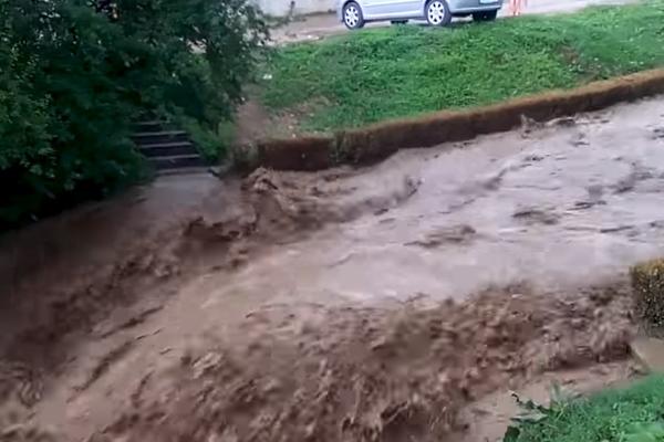 VANREDNO STANJE U VRANJU: Izlila se Vranjska reka, poplava kakva se u ovom mestu ne pamti! (VIDEO)