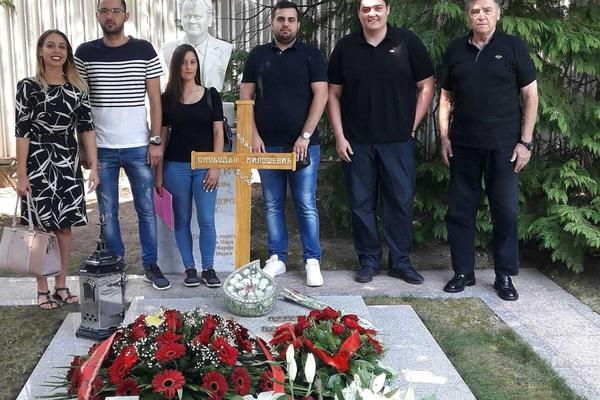 JOVANA I MRKA ČUVAJU USPOMENU NA SLOBU! Delegacija SPS na Miloševićevom grobu na njegov rođendan (FOTO)