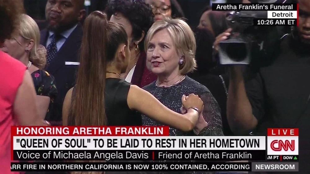 Hilari Klinton se pozdravlja s Arijanom Grande  