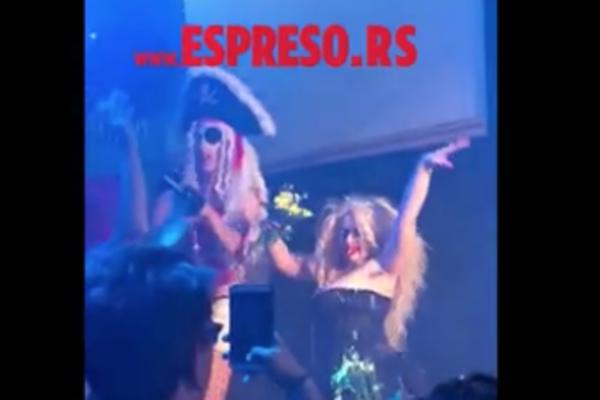 PRONAŠLI SMO TRAVESTITA KOJI JE ISPROVOCIRAO GRČKU, ALI I SRBE: Prošetao je SVETOG NIKOLU na haljini, a sad se u još luđoj kombinaciji provodio u gej klubu! (VIDEO)