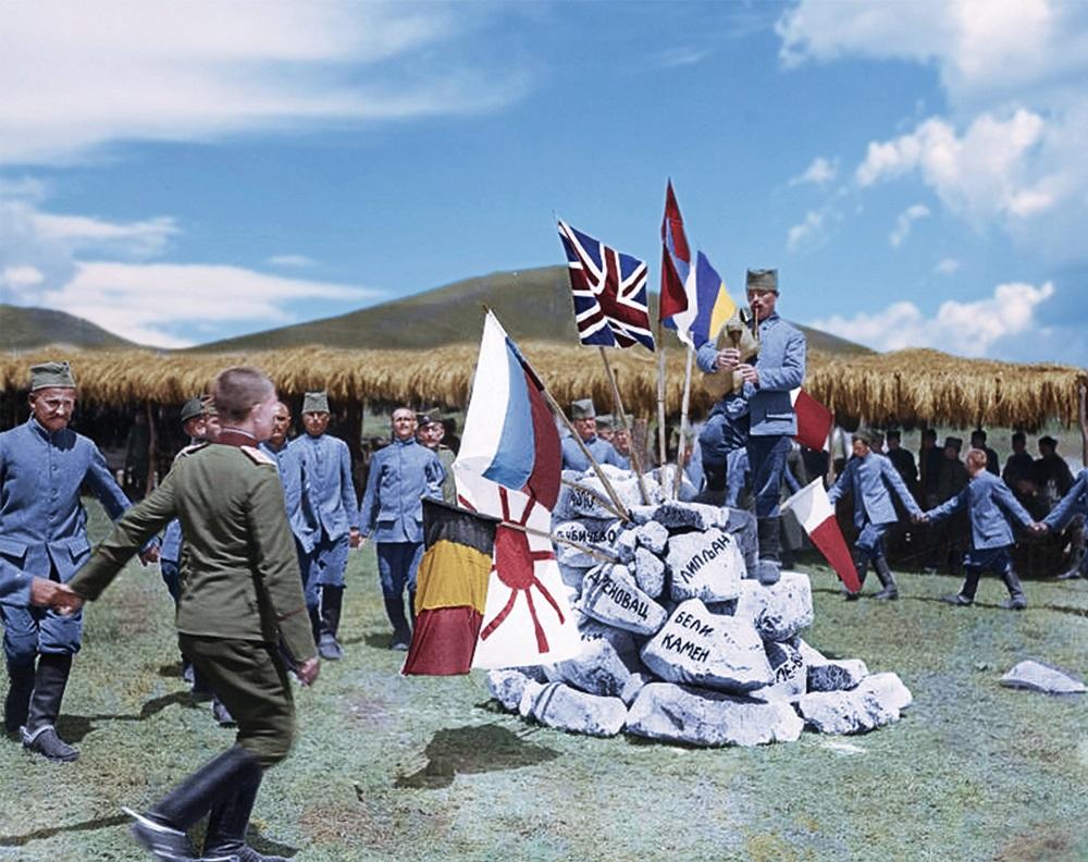 Srpski vojnici igraju kolo oko zastava i kamenja na kom su ispisani nazivi pobeda  