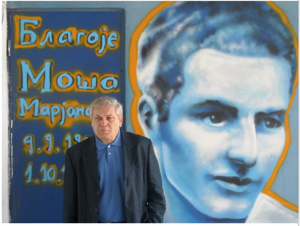 Sin Moše Marjanovića ispred grafita na stadionu OFK Beograda  