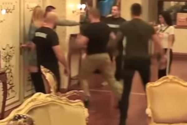 TRENUTAK KAD JE BOKSER UGASIO MMA BORCA: Ovako je Đorđe Tomić nokautirao Benjamina zbog pištolja! (VIDEO)