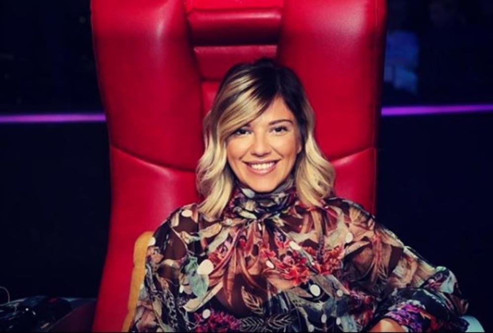 Kristina Kockar uživa u crvenoj stolici