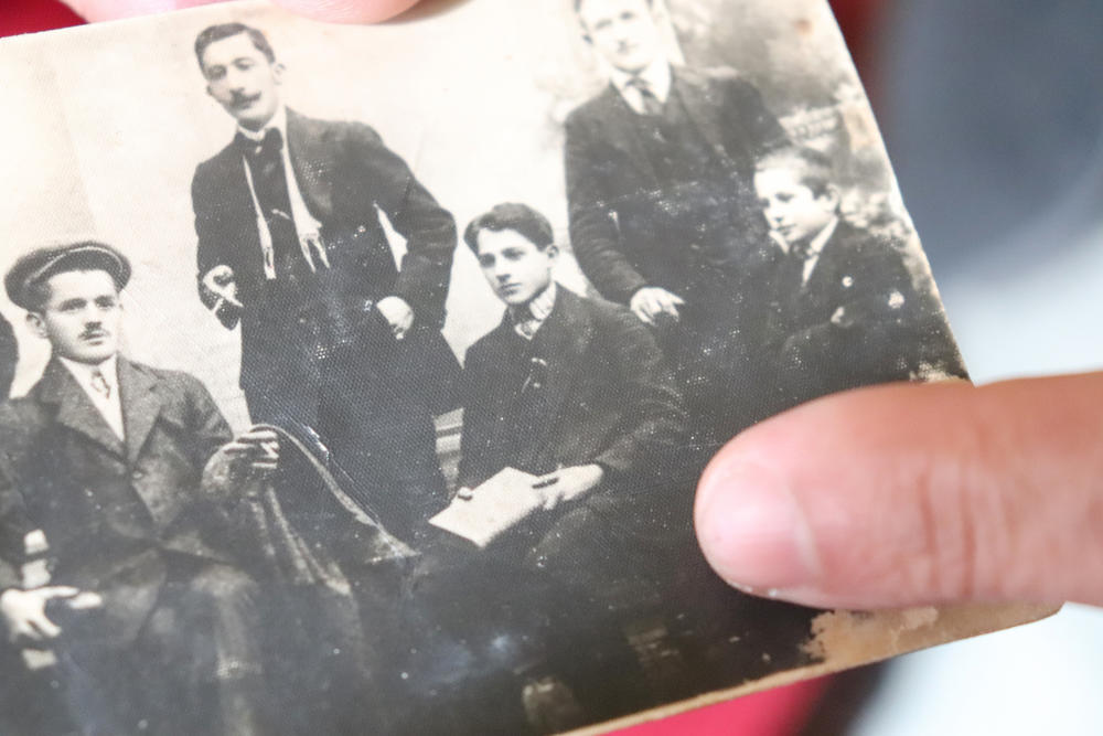Branislav Princip nam pokazuje fotografiju mladog Gavrila sa porodicom  