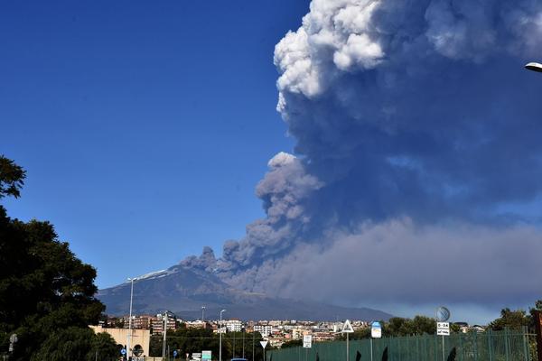 ETNA POČELA DA IZBACUJE LAVU I PEPEO! Bojazan zbog najvišeg vulkana u Evropi, evo da li ima razloga za strah