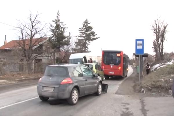 LANČANI SUDAR NA OBRENOVAČKOM PUTU: Jedan auto udario u drugi, pa u autobus 860! (VIDEO)