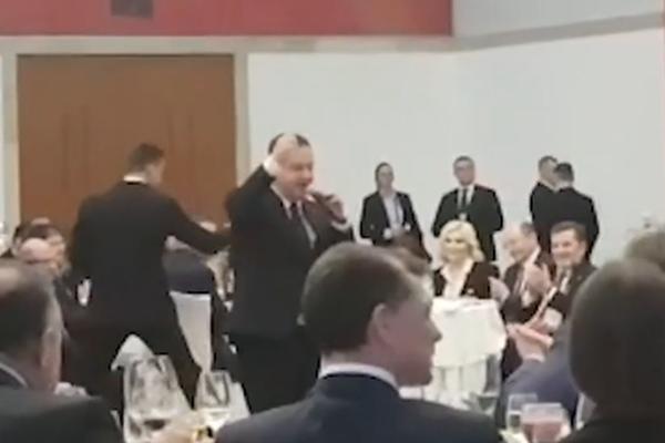 OVAKO JE DAČIĆ PEVAO PUTINU: Uzeo je mikrofon u ruke na svečanom ručku i oduševio PREDSEDNIKA RUSIJE (VIDEO)