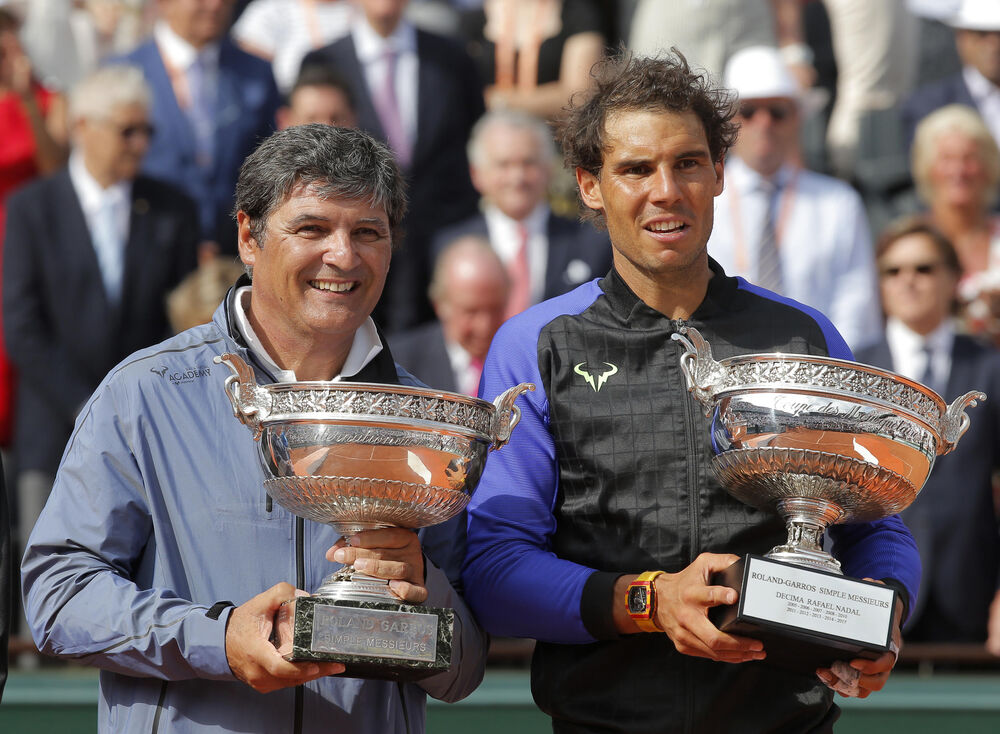 Toni i Rafael Nadal sa trofejima Rolan Garosa