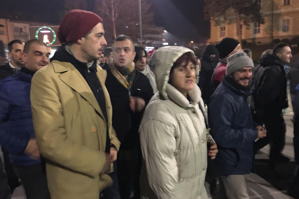 VEŠALA I U KRAGUJEVCU: Priveden Kragujevčanin koji je na protestu nosio maketu vešala s natpisom "Smrt fašizmu