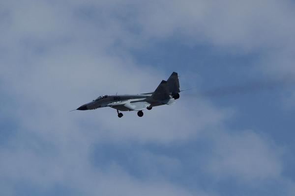 NEPOZNATA LETELICA UOČENA IZNAD VALJEVA! Odmah naređeno da se digne dežurni par lovačkih aviona MiG-29