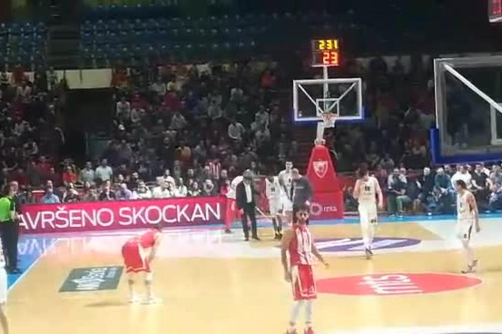 SCENA KAKVU DERBI NE PAMTI: Gromoglasan aplauz Delija za košarkaša Partizana!