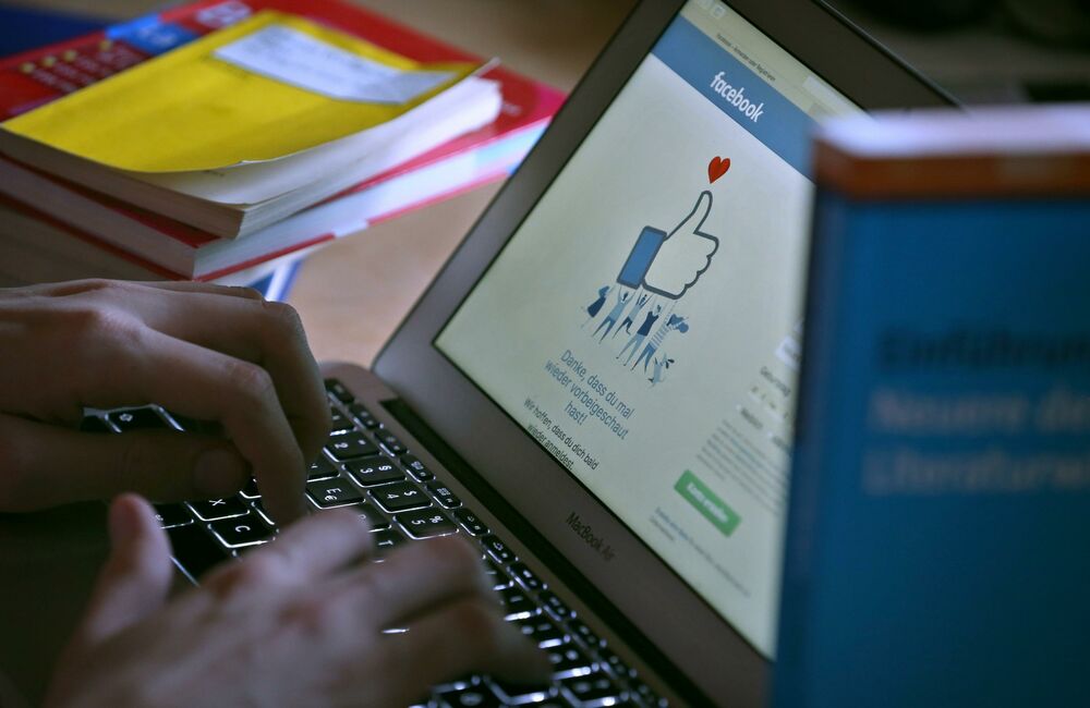 Fejsbuk, Društvene mreže, Laptop