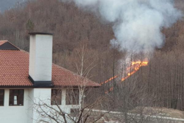 BUKTI POŽAR KOD DEČANA! Vatrogasci i KFOR na terenu, sumnja se da je vatra PODMETNUTA (FOTO)