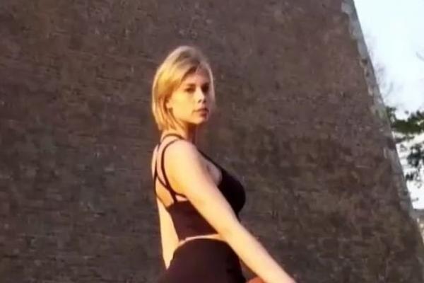 ZA NJU, LETO JE VEĆ STIGLO: Cirbesova devojka se skinula nasred Kališa i motivisala zvezdaše pred meč sa Partizanom