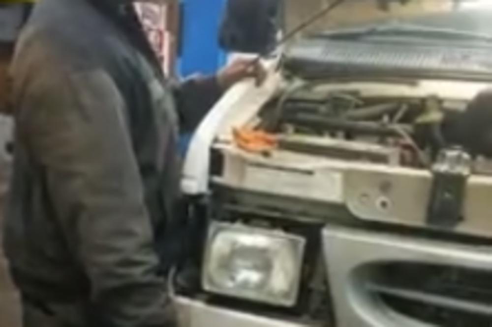 SRAM TE BILO! Ovaj mehaničar je kolegi priredio NAJGORU ŠALU NA SVETU! (VIDEO)