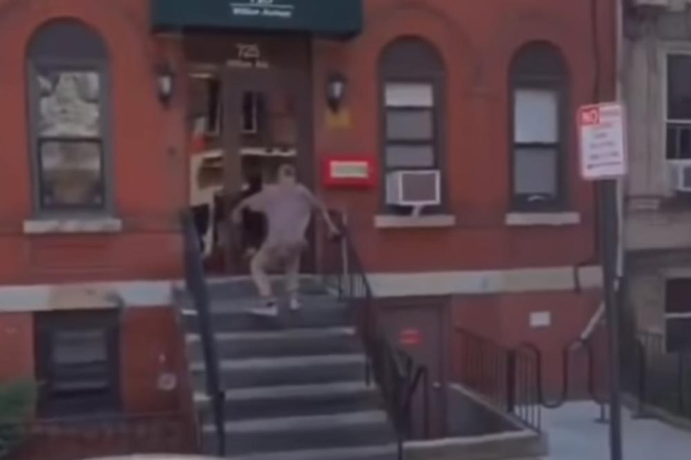 NA GUGL MAPAMA UGLEDAO URNEBESAN PRIZOR: Obratite pažnju na čoveka na stepenicama! (VIDEO)