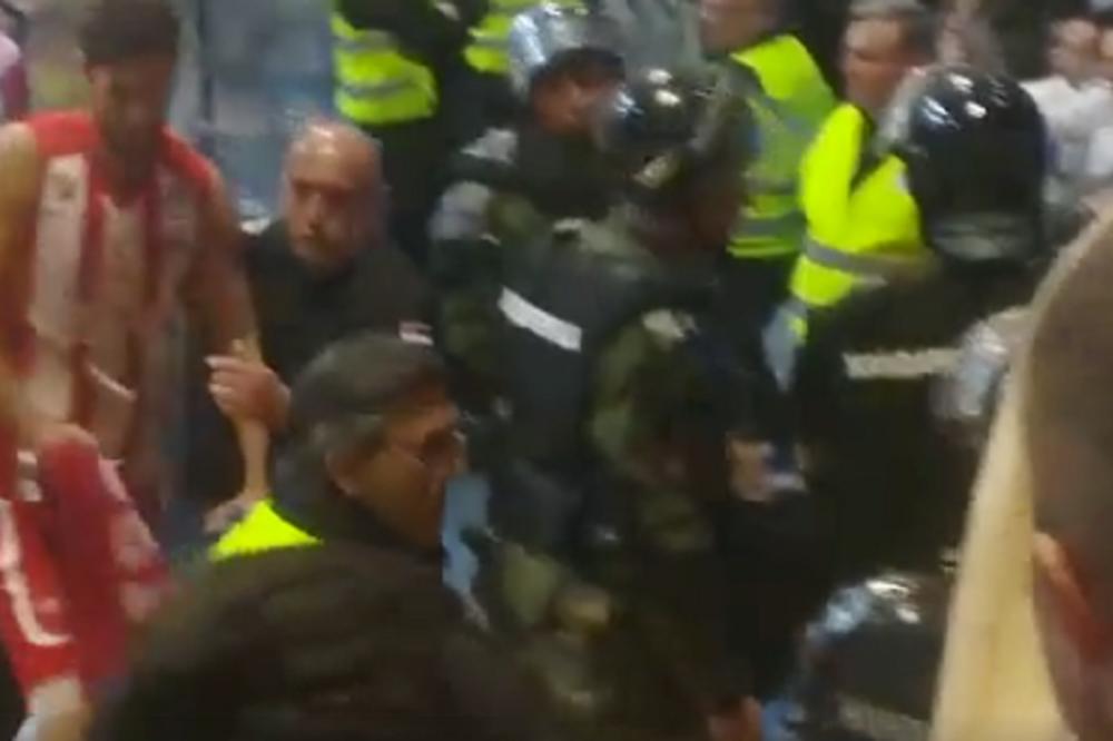 POLICIJA REAGOVALA NA ISPADE GROBARA: Navijači sa tribina gađali isključenog igrača koji je jedva ušao u tunel!