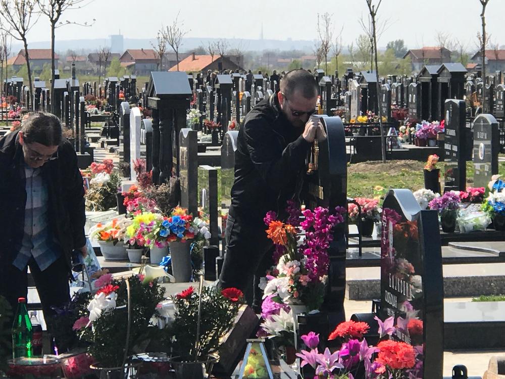 Zoran Marjanović grli spomenik ubijene supruge  