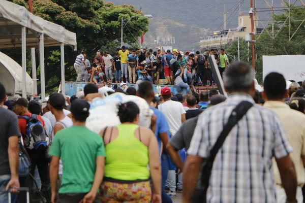 BEG IZ PAKLA: Venecuelanci u potrazi za hranom i lekovima probili barikade na granici sa Kolumbijom!