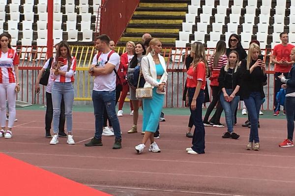 MARAKANA PUNA LEPOTICA: Blistaju žene Zvezdinih fudbalera na proslavi titule!