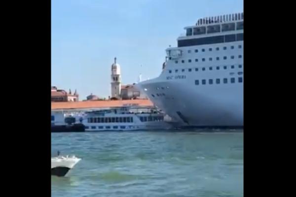 HOROR U VENECIJI: Kruzer se ZAKUCAO u brod! Ima povređenih! (VIDEO)