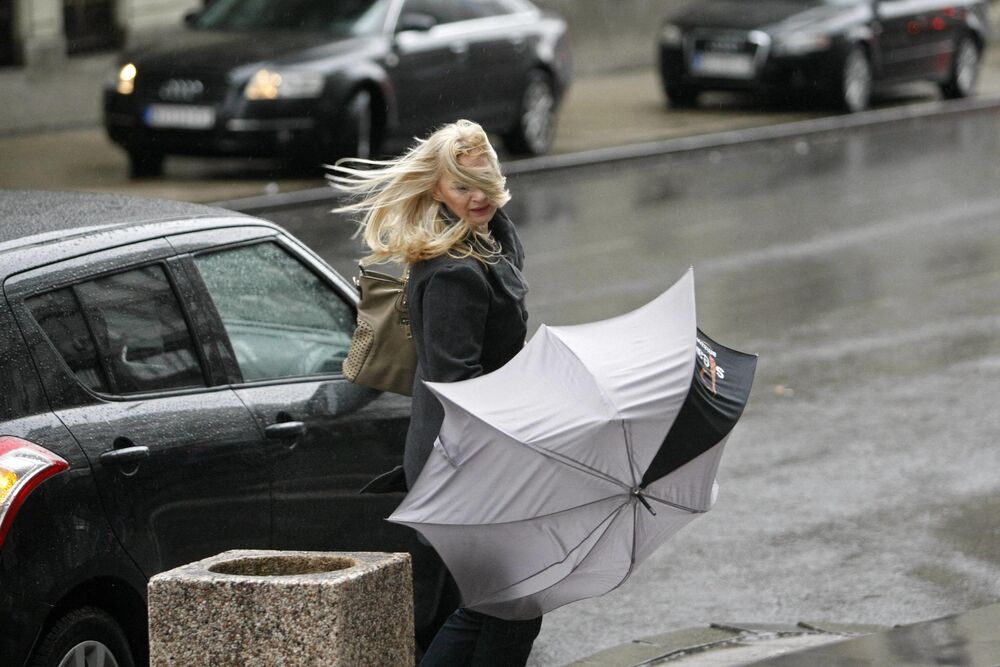 Žena sa kišobranom na vetru