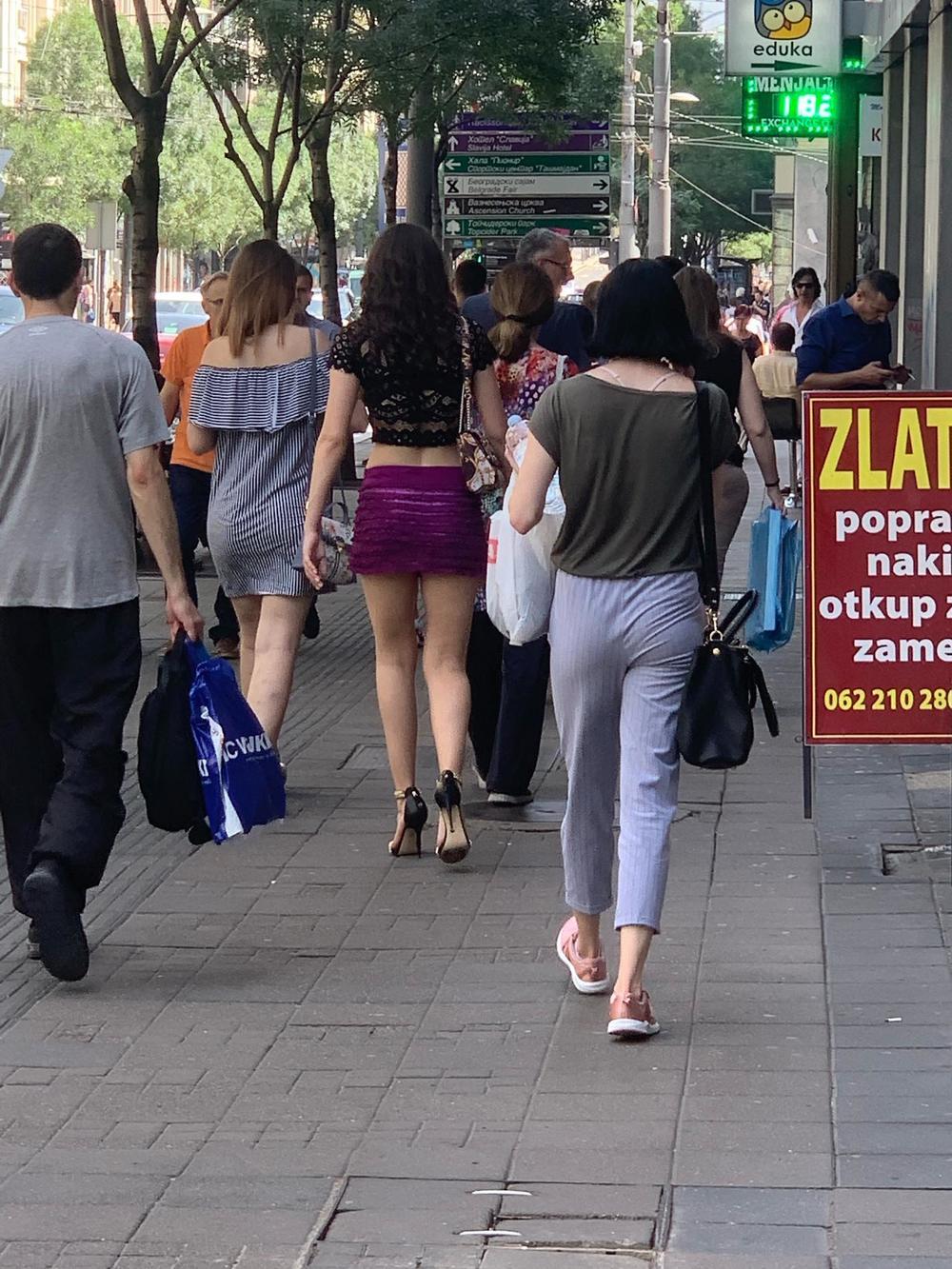 Devojka u kratkoj suknji šeta Beogradom  