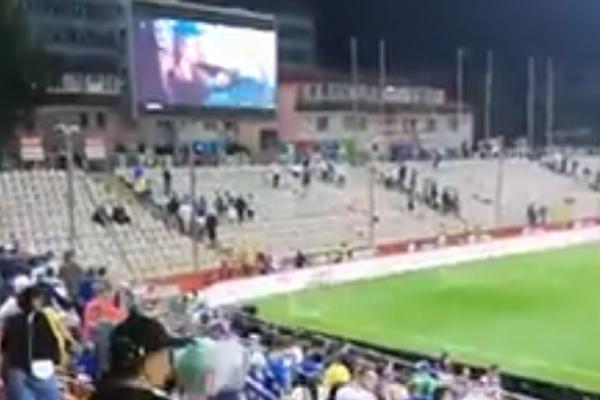 POLICIJA PRIVELA NAVIJAČA ZBOG MAJICE: Navijači Bosne u znak revolta napustili stadion usred utakmice!